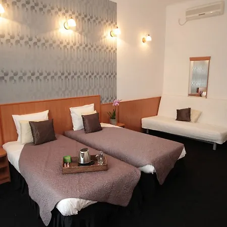 לינה וארוחת בוקר Butterfly Danube 4*