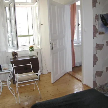 Butterfly Danube Bed & Breakfast 4*